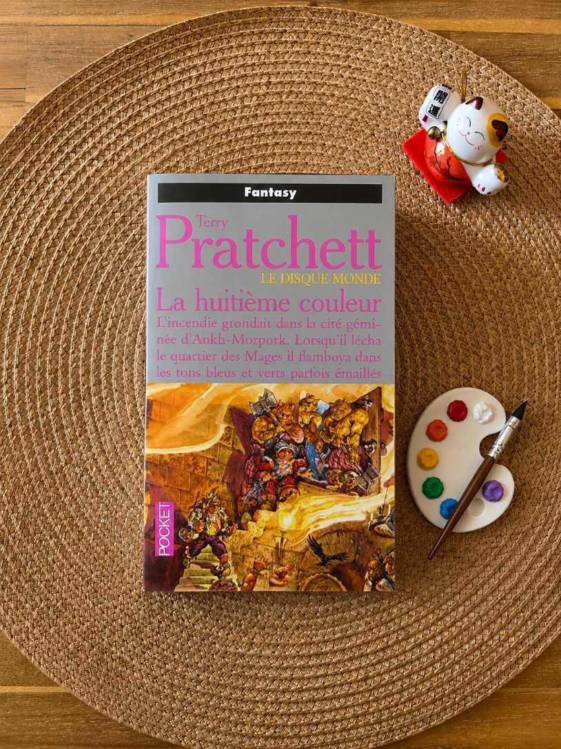 LA HUITIEME COULEUR (Tome 1 "Les Annales du Disque-Monde") - De Terry PRATCHETT