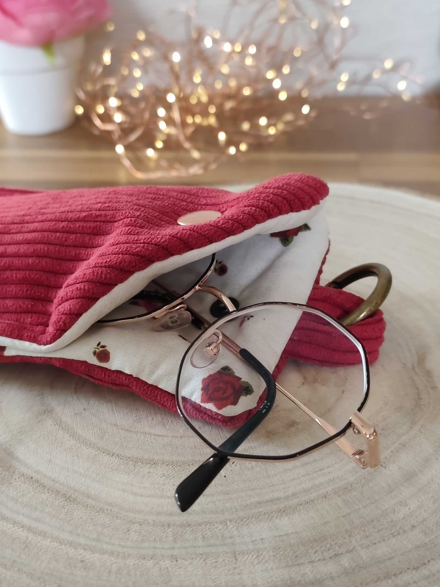 Pochette Livre Mots dans du Velours, protege livre bouton pressions  artisanat francais marque page etui a lunette La Vie en Rose