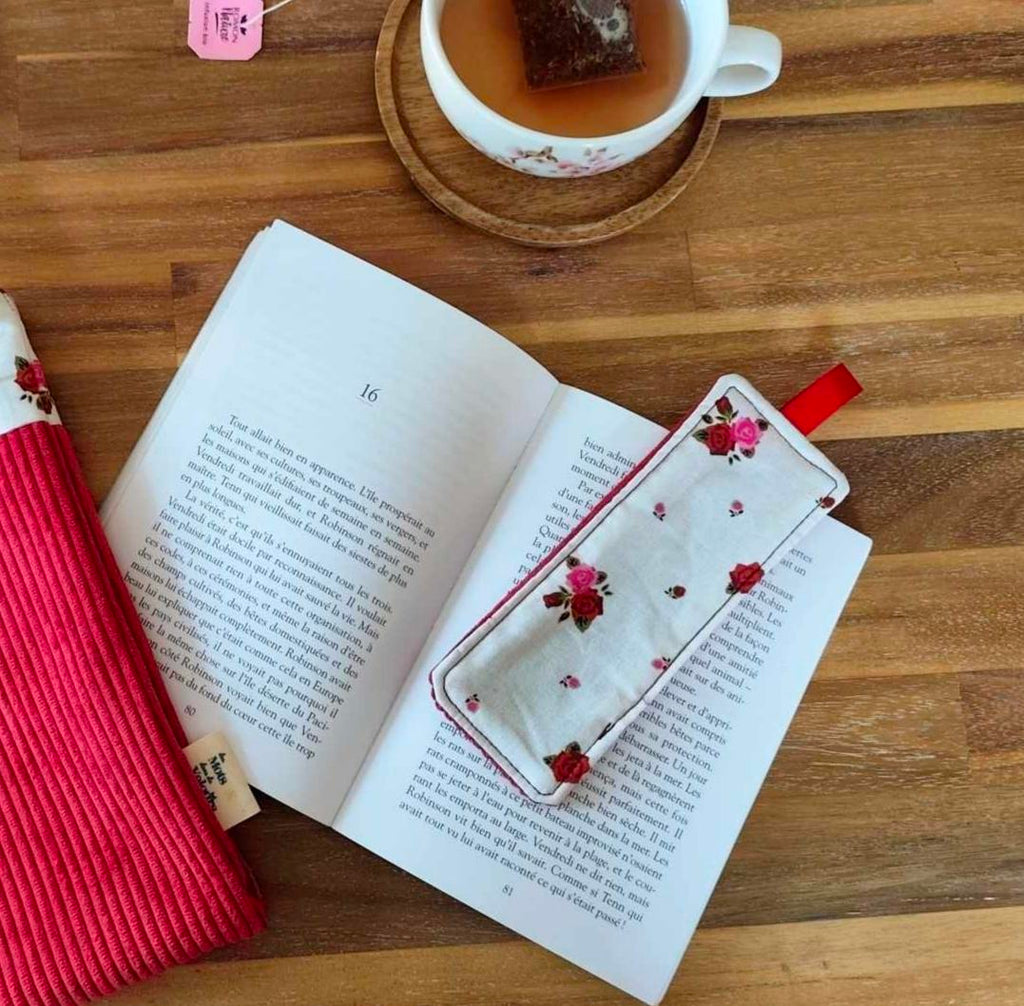 Pochette Livre Mots dans du Velours, protege livre bouton pressions  artisanat francais marque page etui a lunette La Vie en Rose