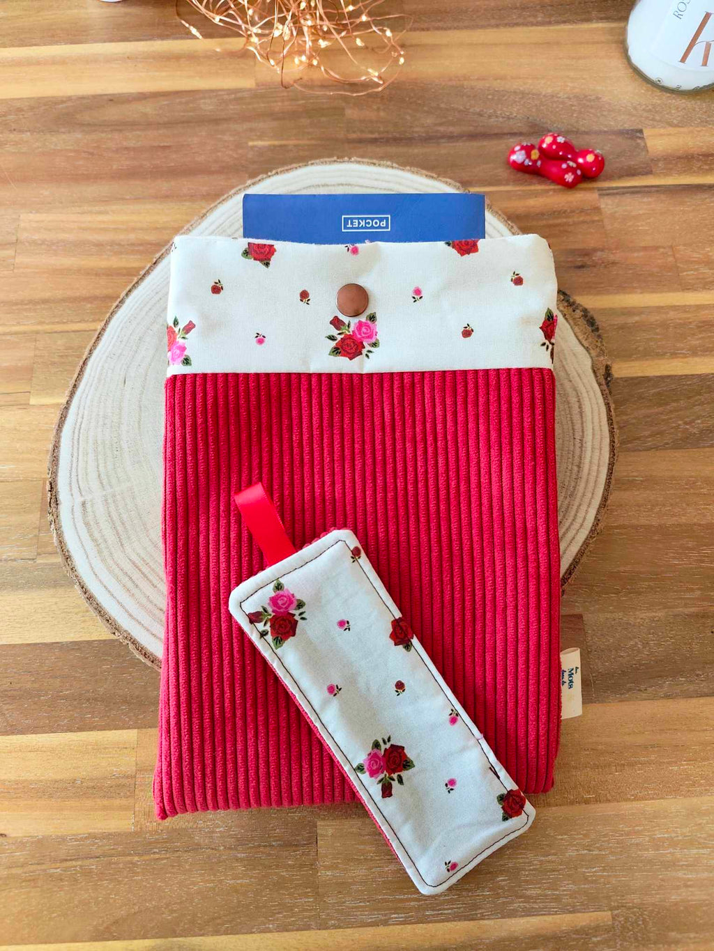 Pochette Livre MOts dans du Velours, protege livre bouton pressions  La Vie en Rose artisanat francais