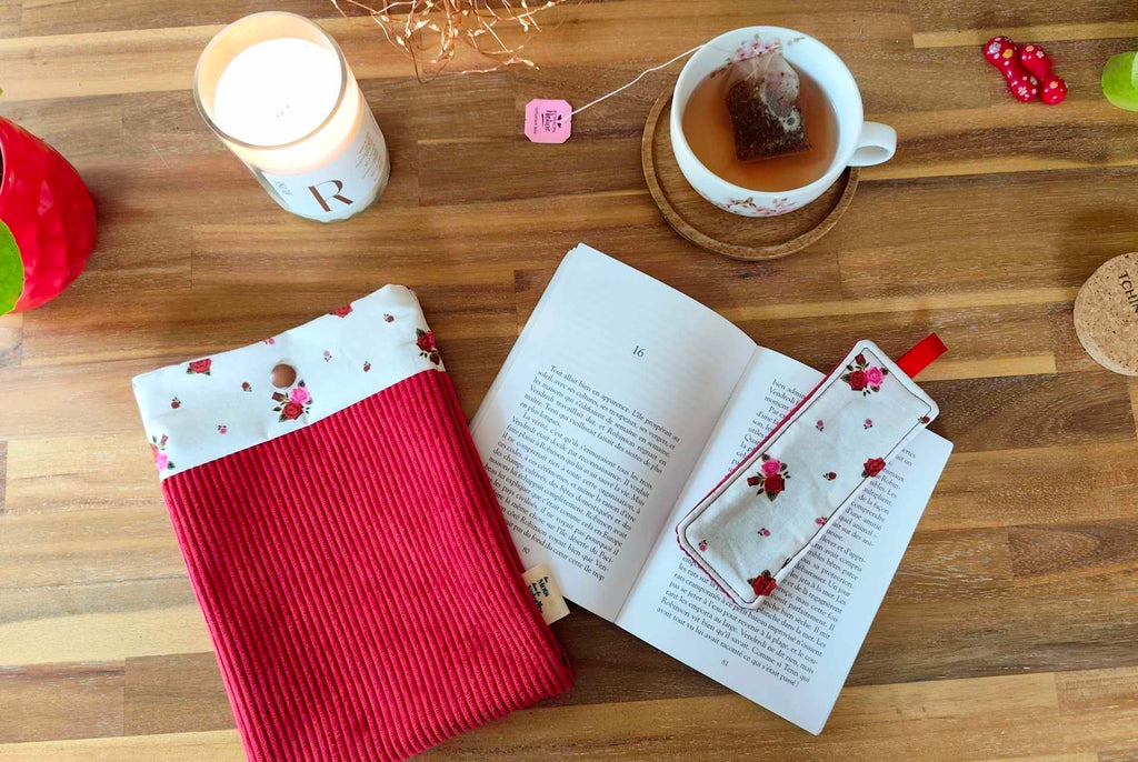 Pochette Livre MOts dans du Velours, protege livre bouton pressions  La Vie en Rose artisanat francais