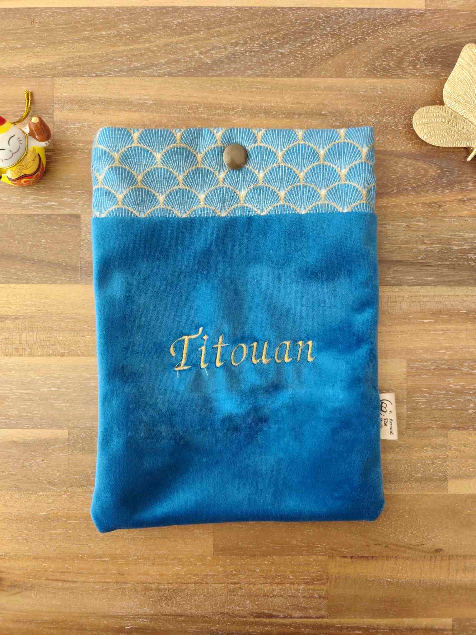 Des Mots dans du Velours Pochettes livre à bouton PRESSION Velours Bleu artisanat france prénom brodé personnalisée