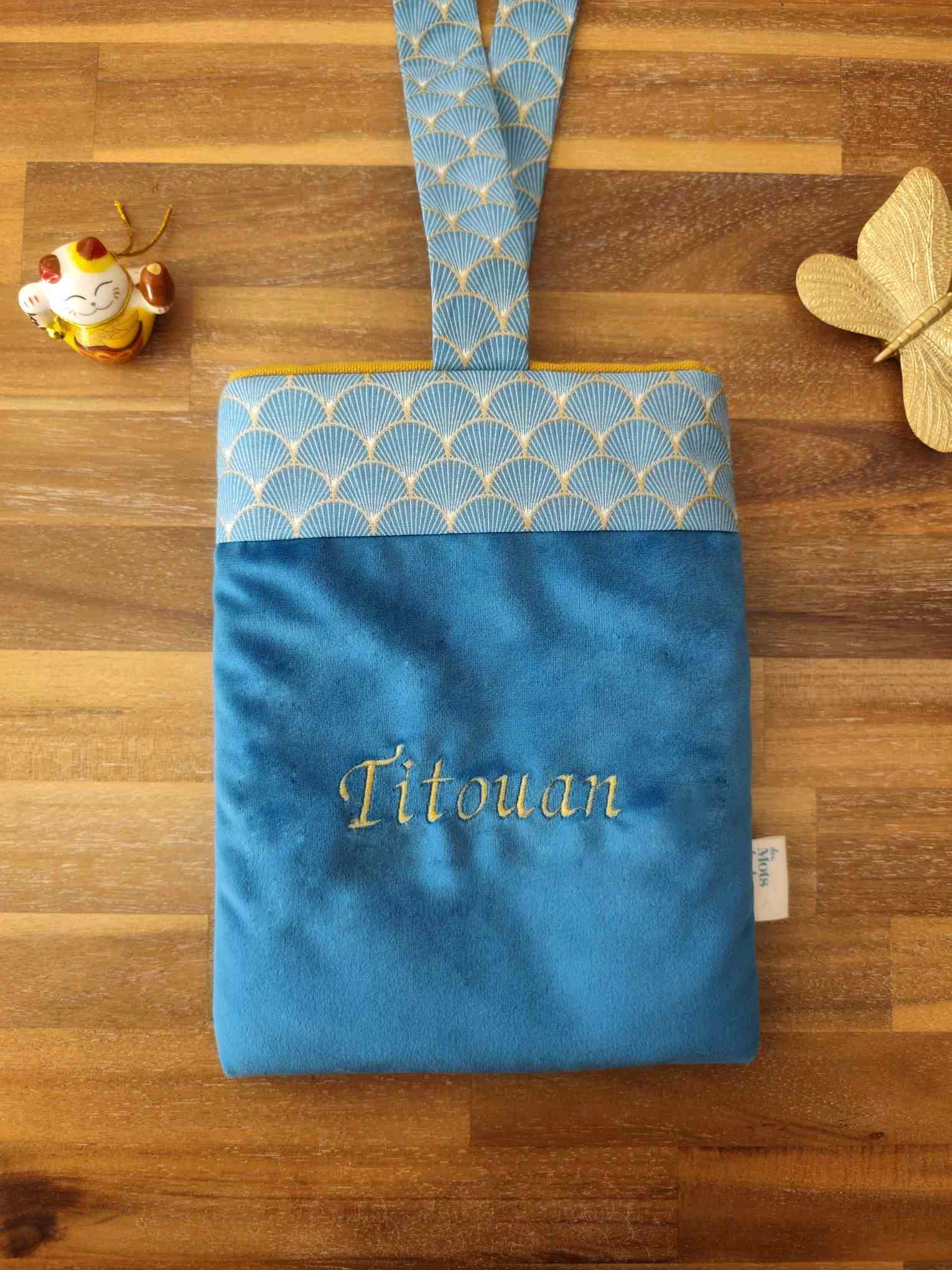 Des Mots dans du Velours Pochettes livre à RUBANS Velours Bleu artisanat france prénom brodé personnalisée