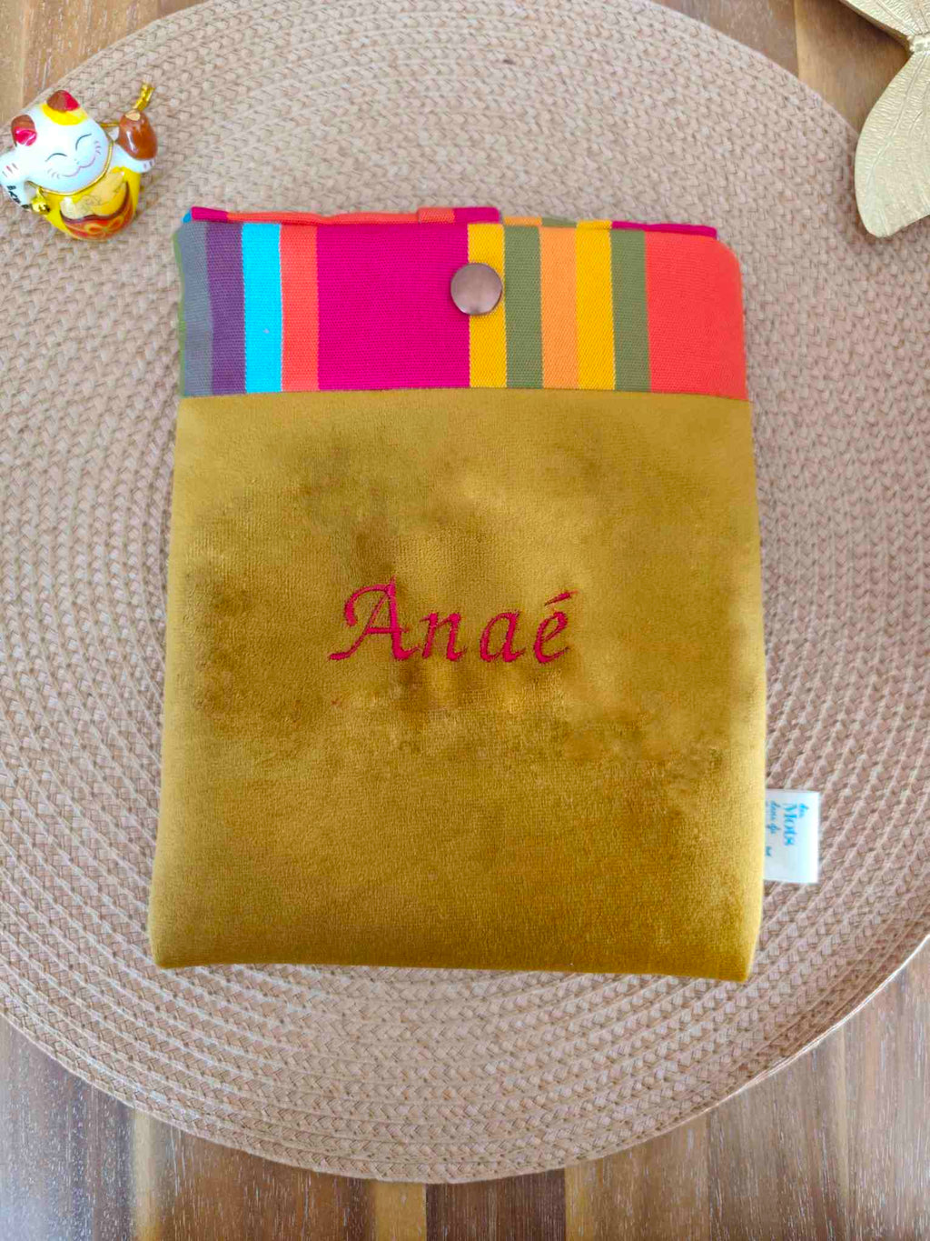 Pochette Livre Mots dans du Velours, protège livre à pression velours chic Jaune caramel prénom brodé personnalisée