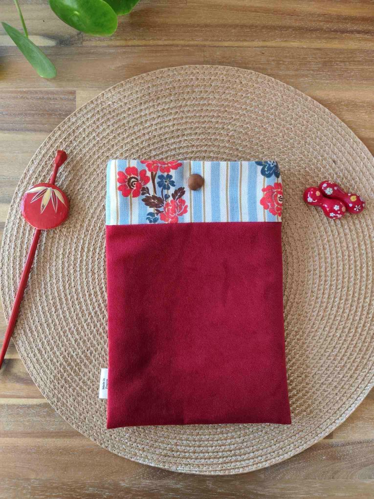 Pochette Livre MOts dans du Velours, protege livre bouton pressions  Rouge artisanat francais