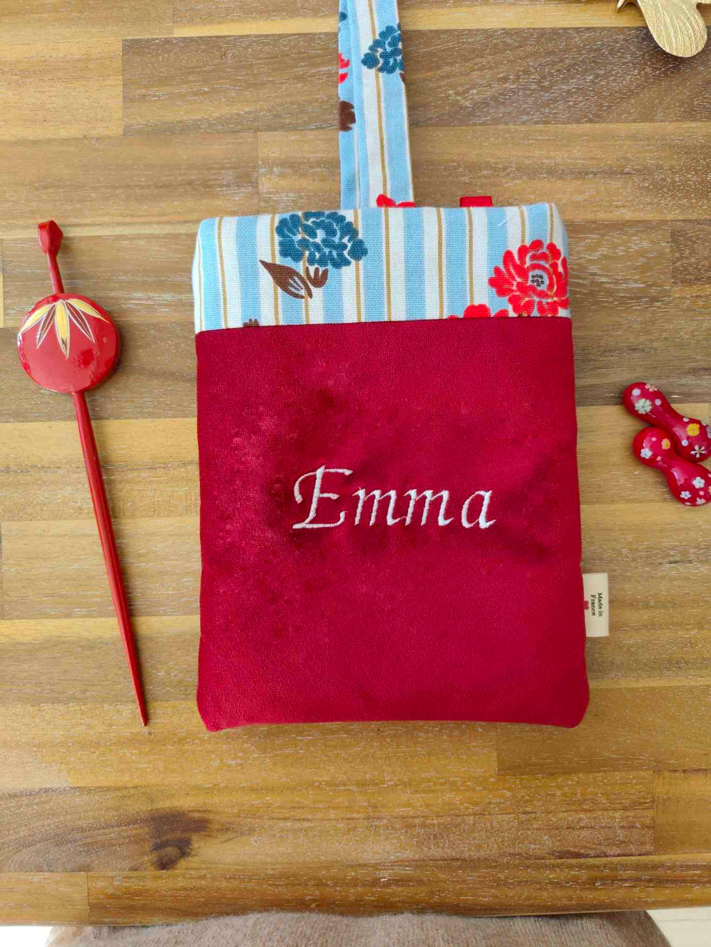 Pochette et protege Livre à Rubans en velours rouge Poppins, Des Mots dans du Velours, fabrication france, artisanat prénom brodé personnalisée