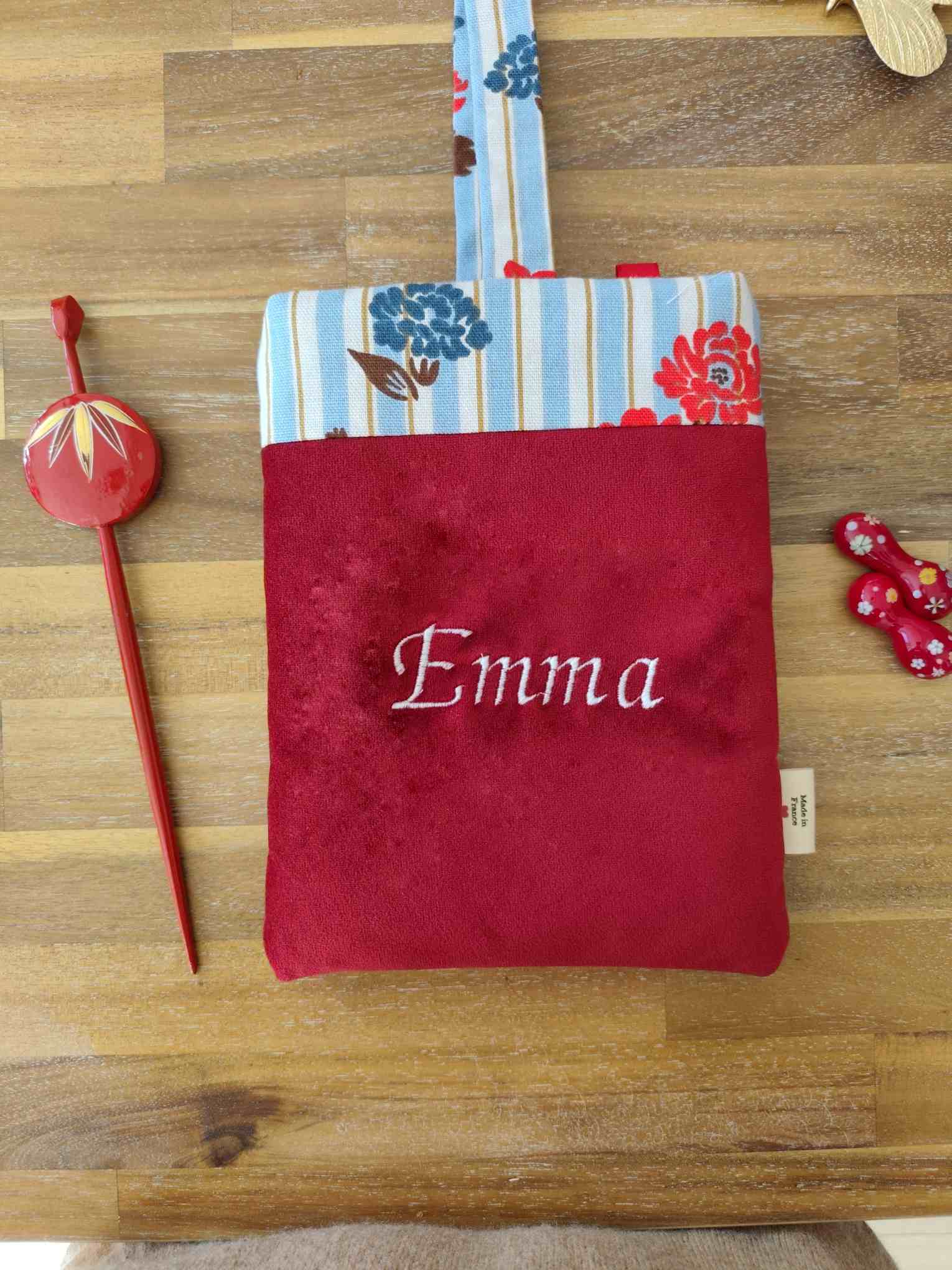 Pochette et protege Livre à Rubans en velours rouge Poppins, Des Mots dans du Velours, fabrication france, artisanat prénom brodé personnalisée