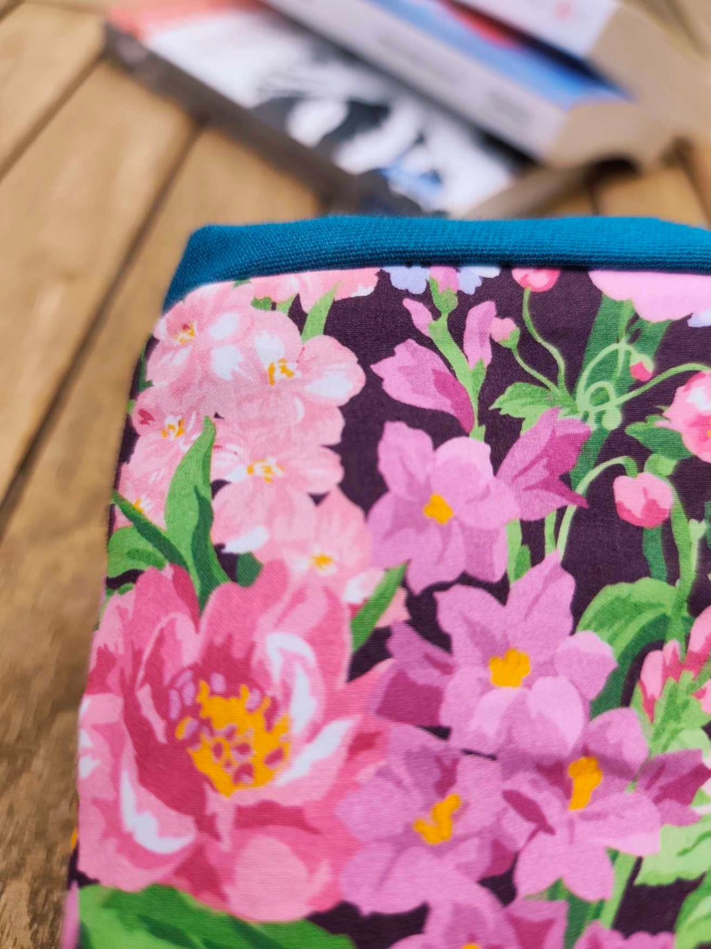 Pochette Livre Mots dans du Velours, protege livre artisanat francais collection été Liberty x Bridgerton