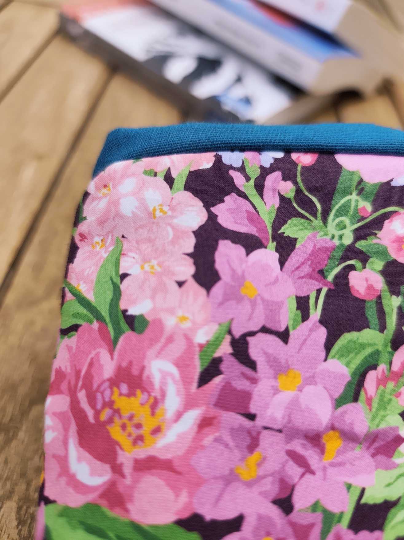 Pochette Livre Mots dans du Velours, protege livre artisanat francais collection été Liberty x Bridgerton
