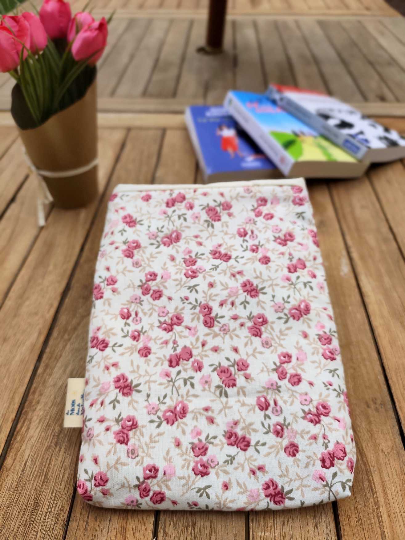 Pochette Livre Mots dans du Velours, protege livre artisanat francais collection été Nude Rose