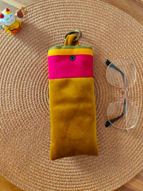 Pochette Livre Mots dans du Velours, Etui à lunettes velours chic Jaune caramel