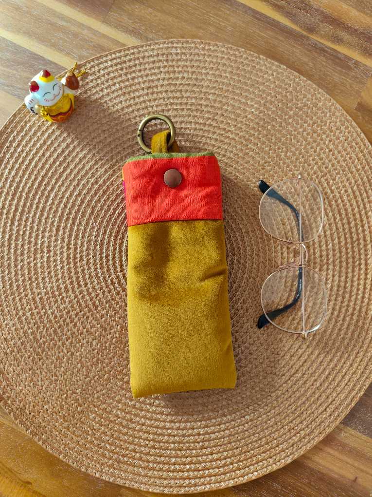 Pochette Livre Mots dans du Velours, Etui à lunettes velours chic Jaune caramel