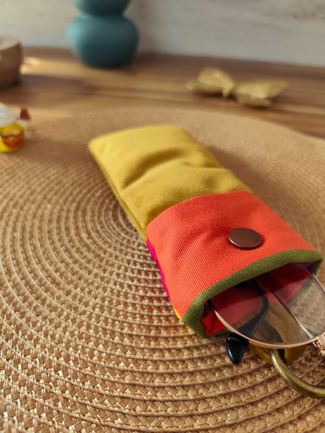 Pochette Livre Mots dans du Velours, Etui à lunettes velours chic Jaune caramel