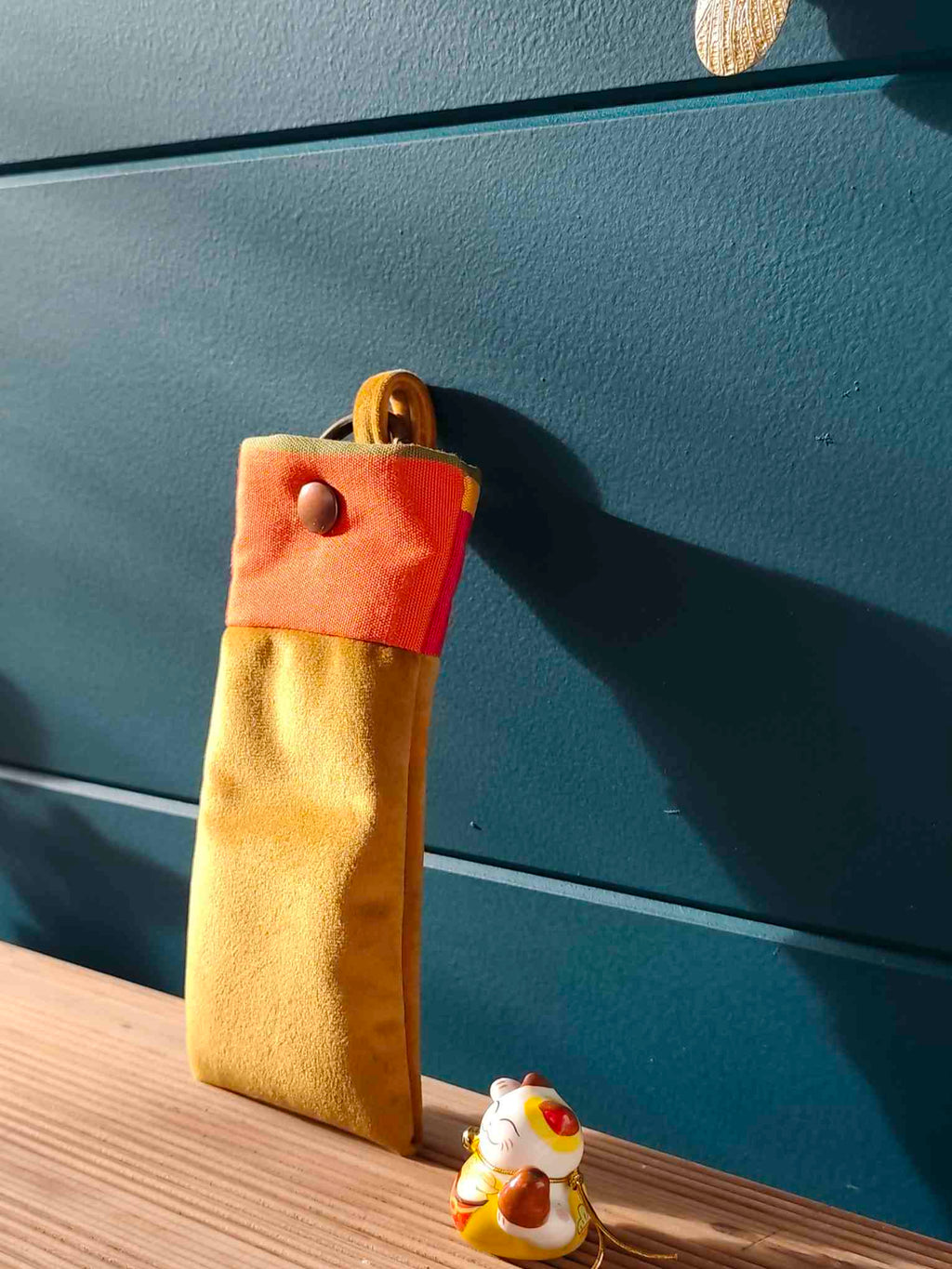 Pochette Livre Mots dans du Velours, Etui à lunettes velours chic Jaune caramel