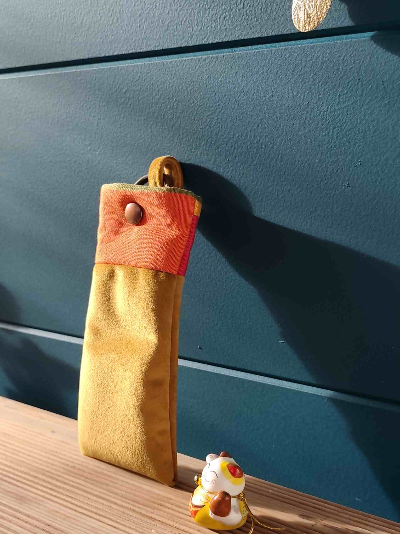 Pochette Livre Mots dans du Velours, Etui à lunettes velours chic Jaune caramel