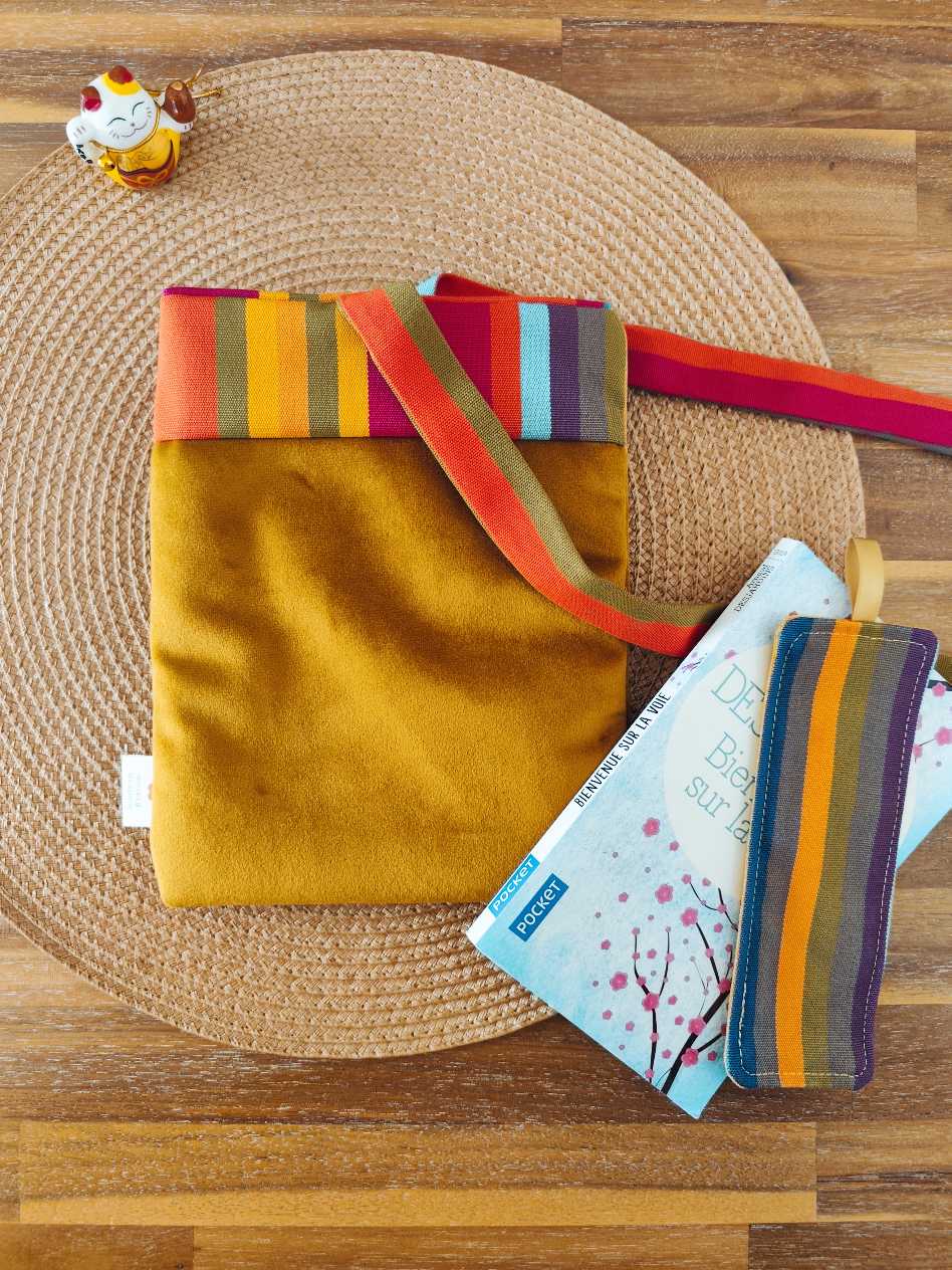 Pochette Livre Mots dans du Velours, protège livre à rubans molletonné velours chic Jaune caramel