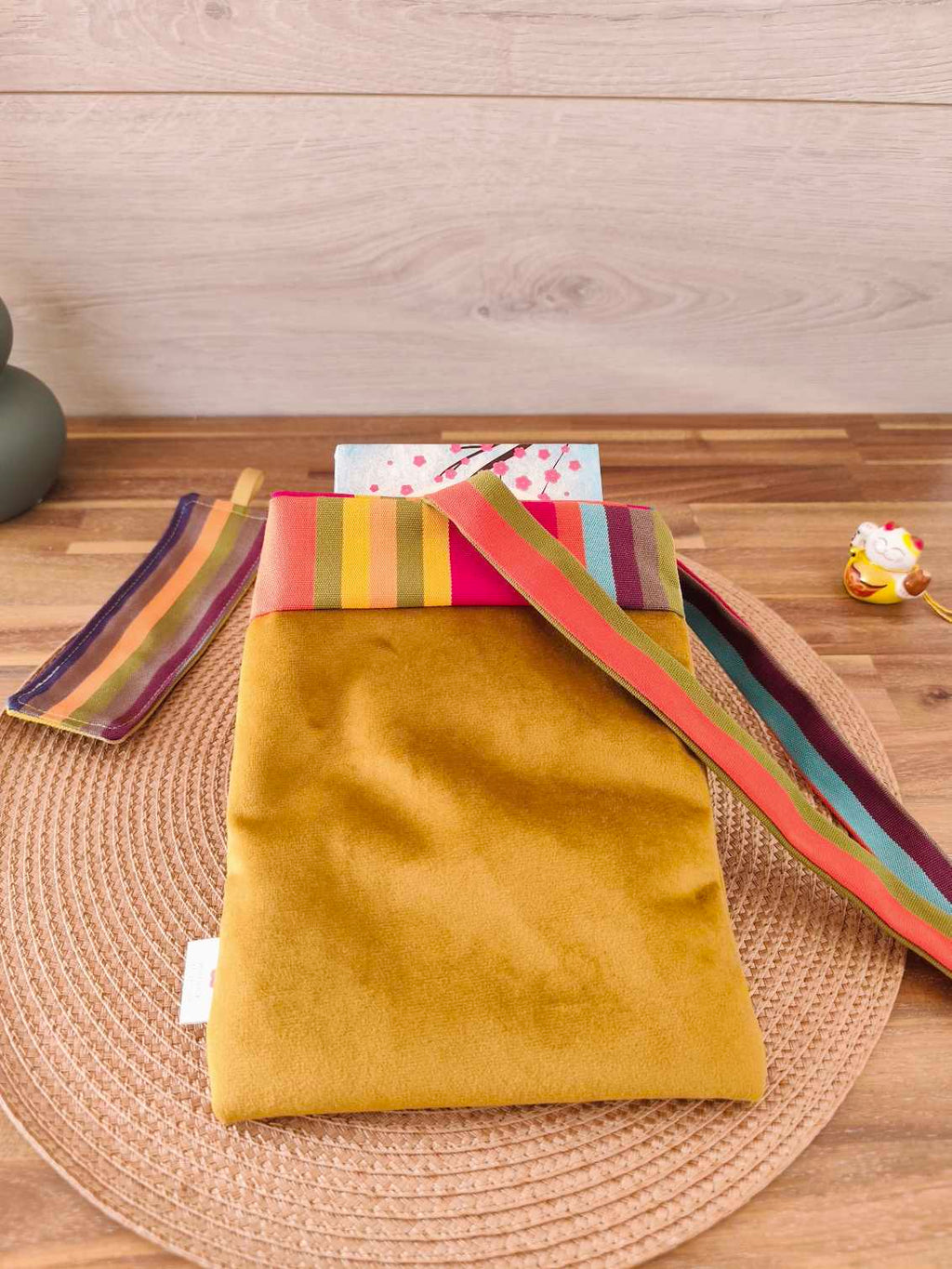 Pochette Livre Mots dans du Velours, protège livre à rubans molletonné velours chic Jaune caramel