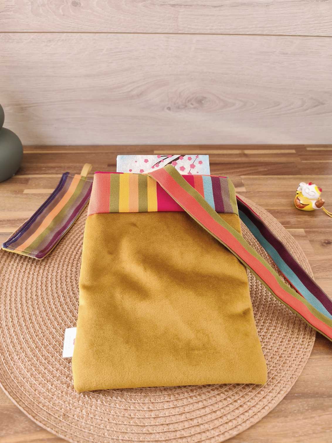 Pochette Livre Mots dans du Velours, protège livre à rubans molletonné velours chic Jaune caramel