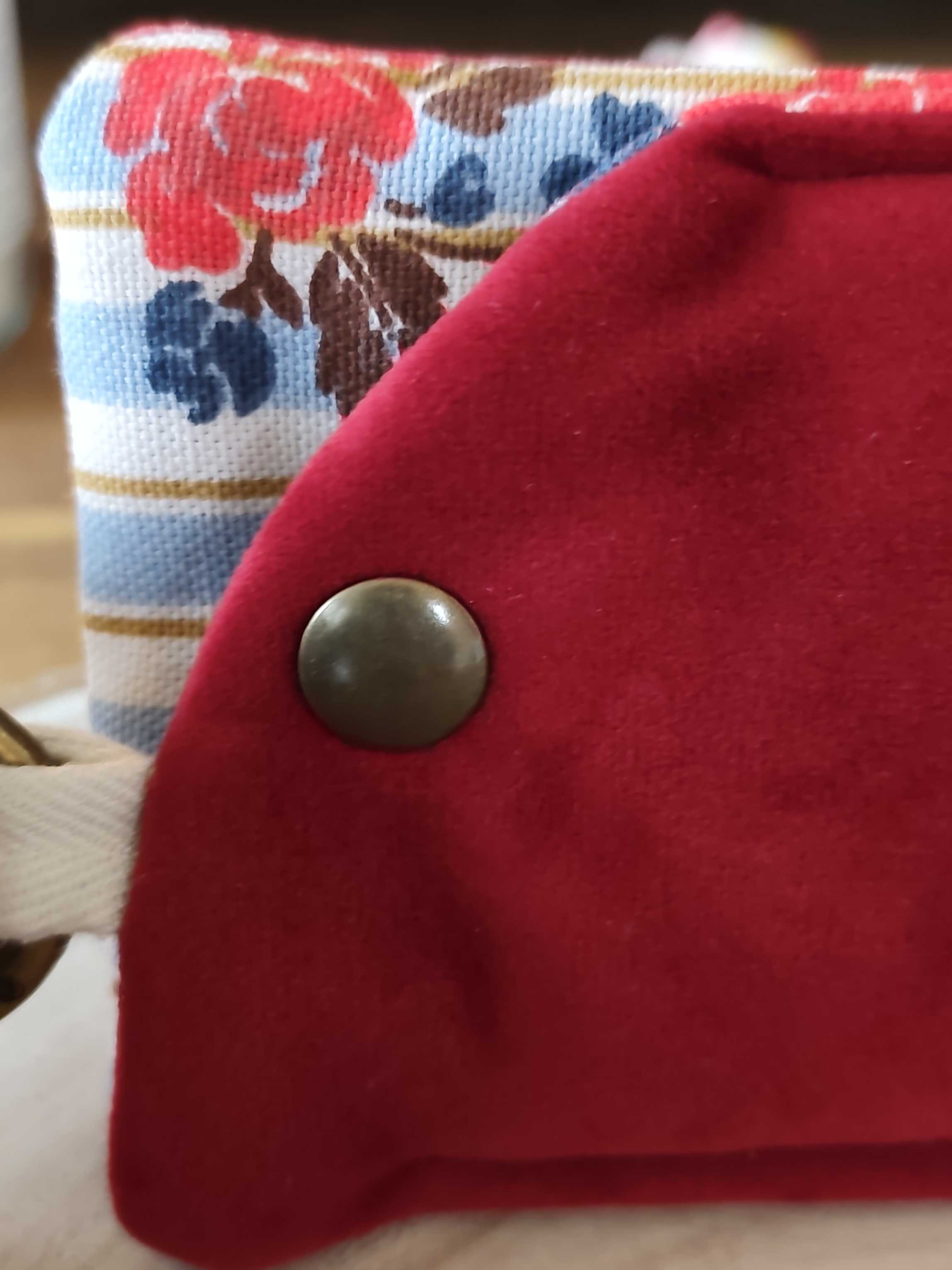 Pochette livre Etui lunettes Velours des mots dans du velours Rouge artisanat francais