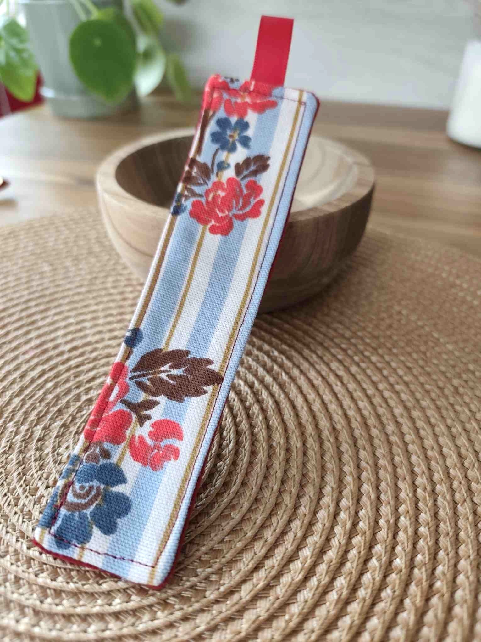 Pochette Livre Mots dans du Velours, marque page Rouge artisanat Français