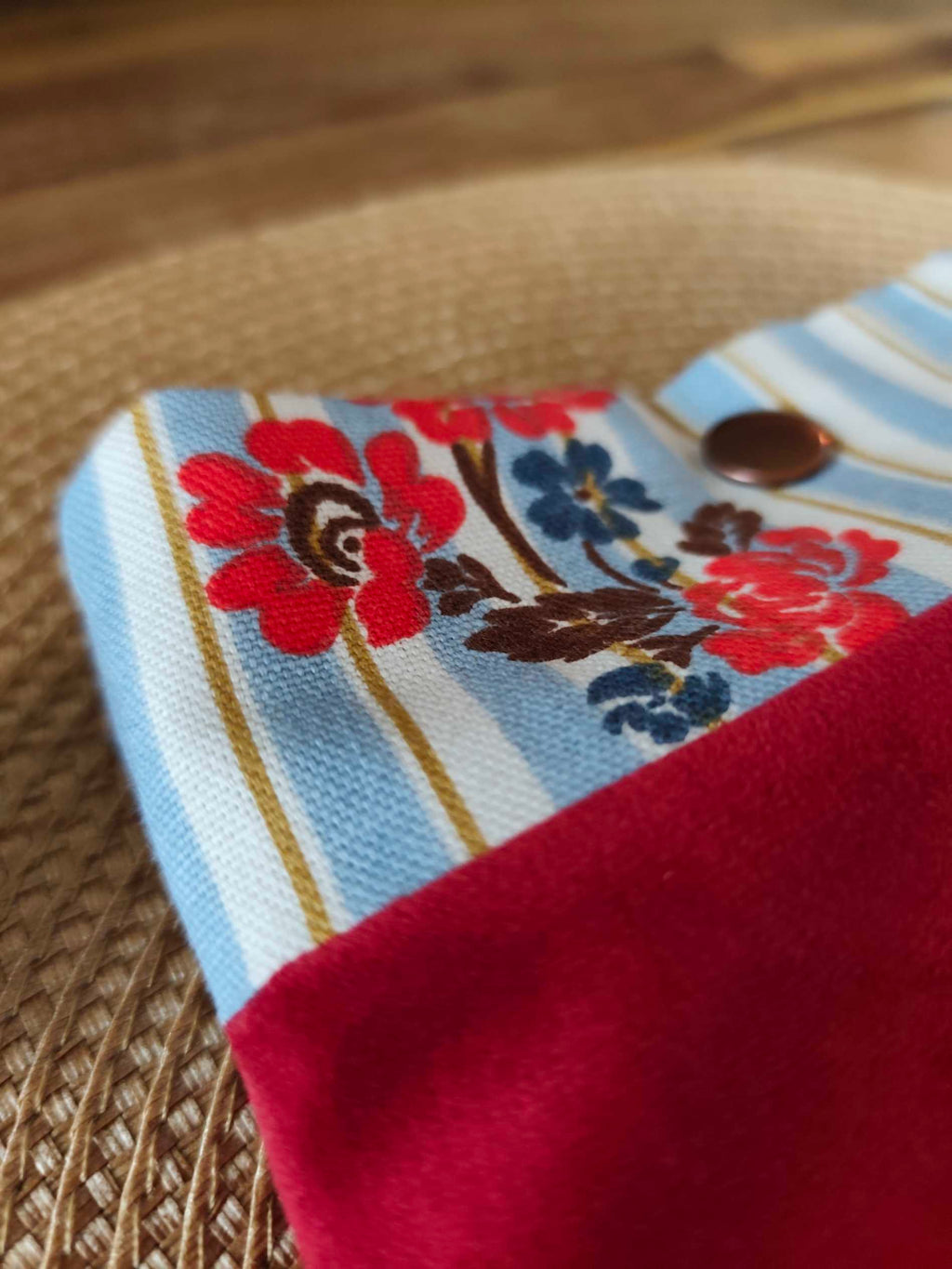 Pochette Livre MOts dans du Velours, protege livre bouton pressions  Rouge artisanat francais