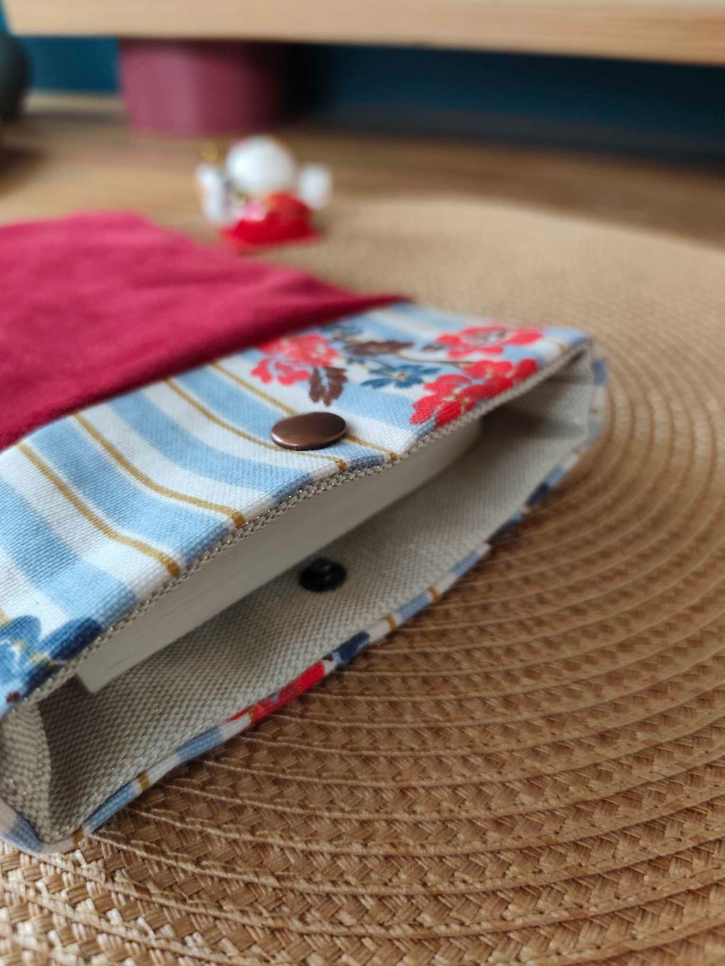 Pochette Livre MOts dans du Velours, protege livre bouton pressions  Rouge artisanat francais