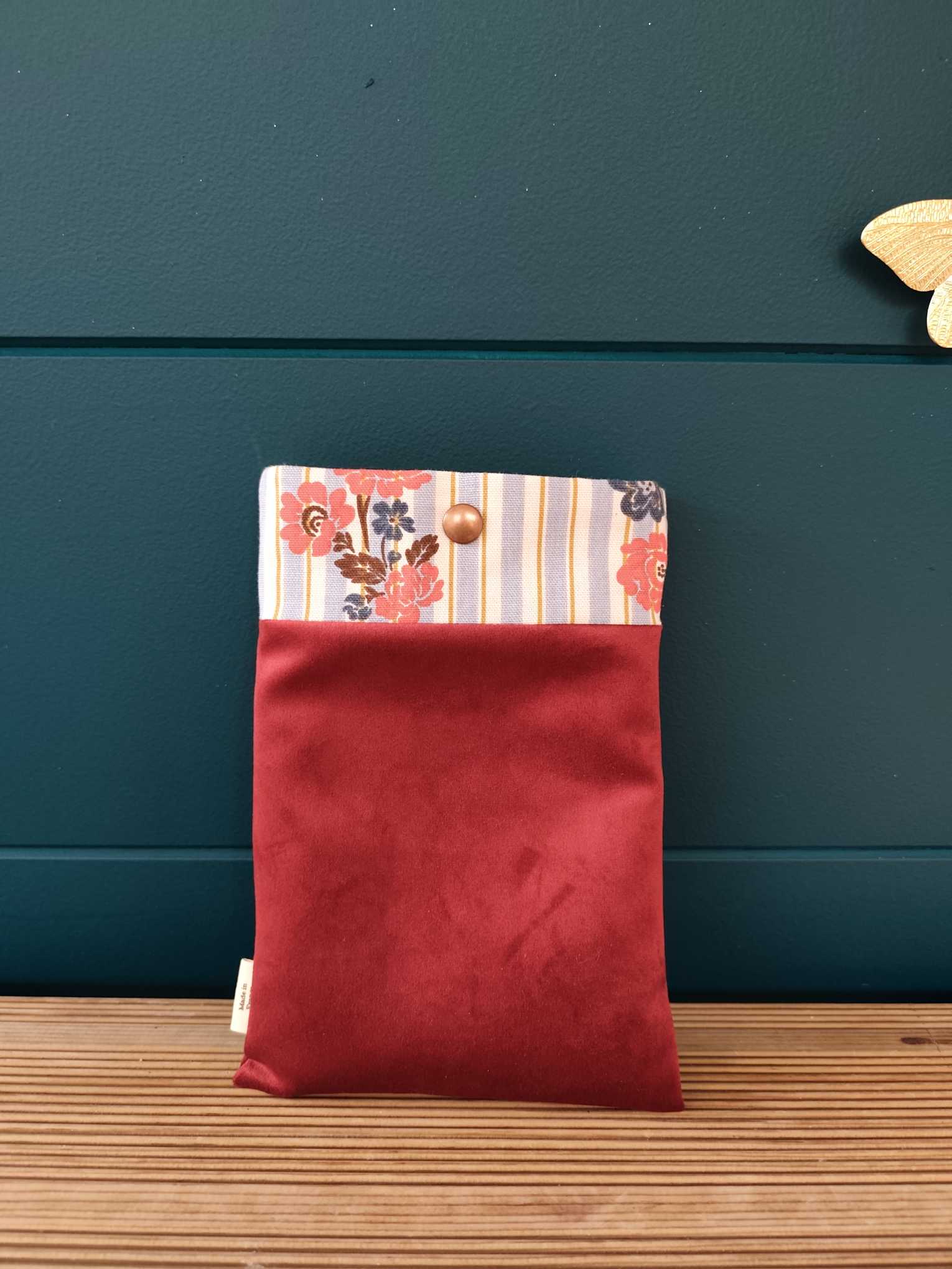 Pochette Livre MOts dans du Velours, protege livre bouton pressions  Rouge artisanat francais