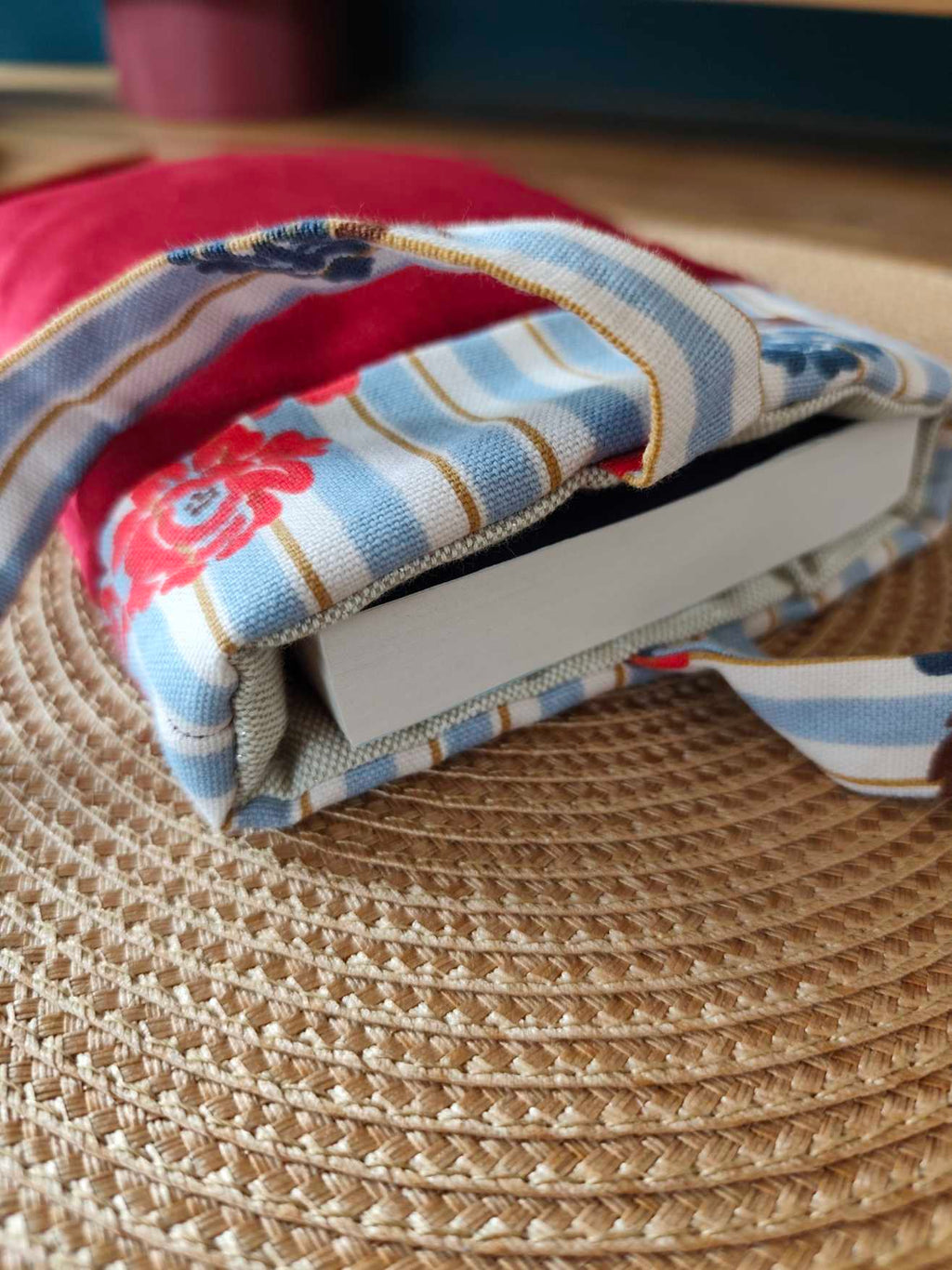 Pochette et protege Livre à Rubans en velours rouge Poppins, Des Mots dans du Velours, fabrication france, artisanat