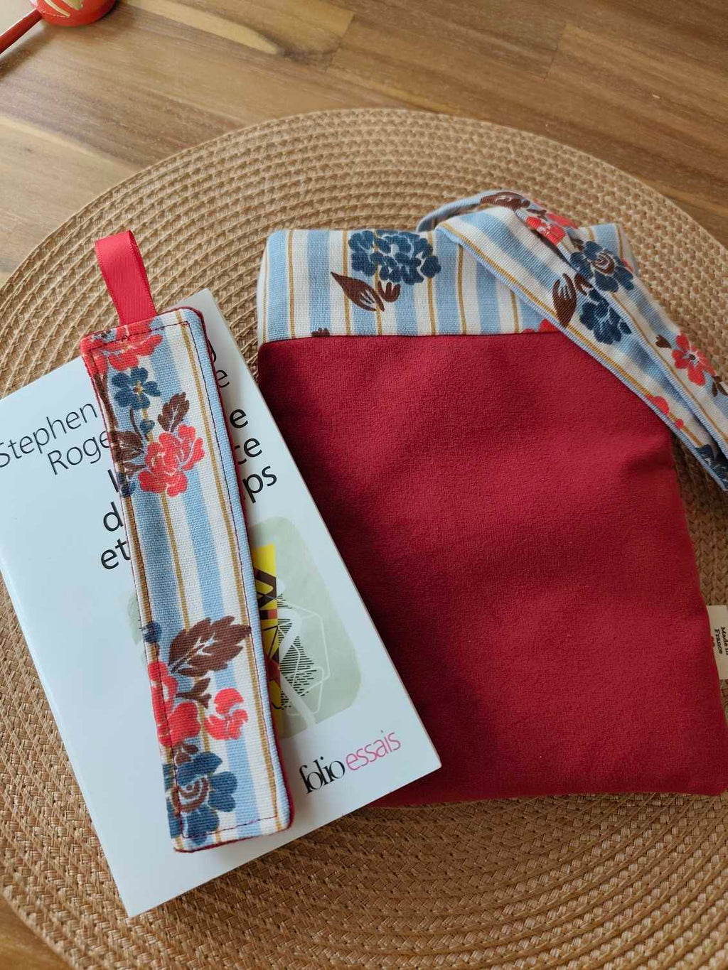 Pochette et protege Livre à Rubans en velours rouge Poppins, Des Mots dans du Velours, fabrication france, artisanat
