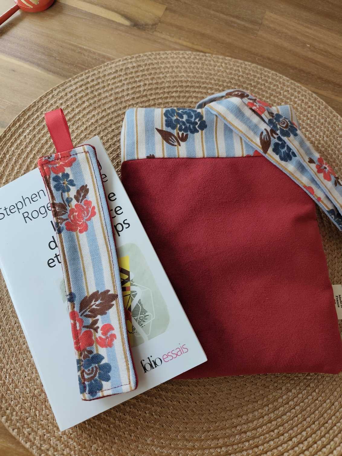 Pochette et protege Livre à Rubans en velours rouge Poppins, Des Mots dans du Velours, fabrication france, artisanat