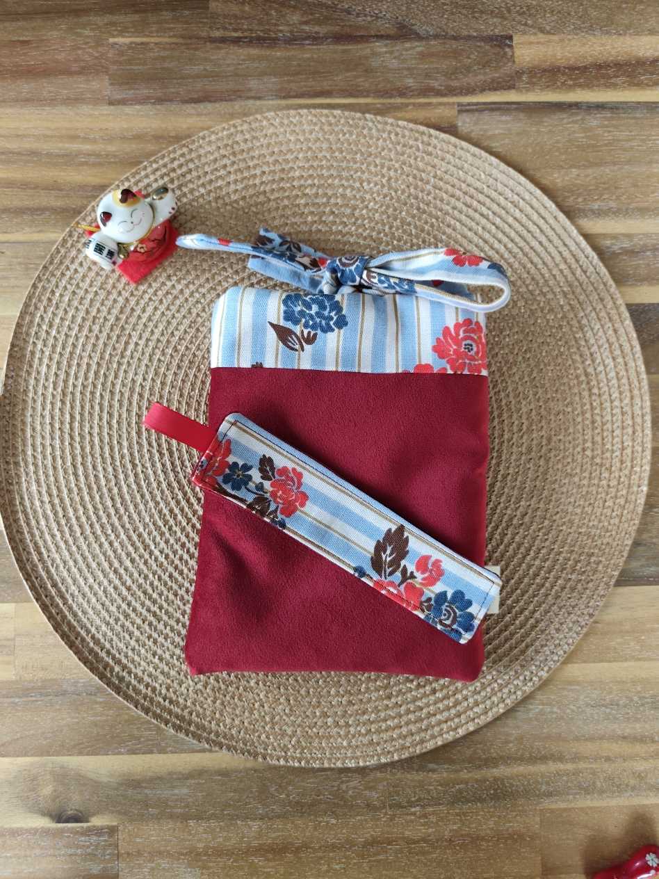 Pochette et protege Livre à Rubans en velours rouge Poppins, Des Mots dans du Velours, fabrication france, artisanat