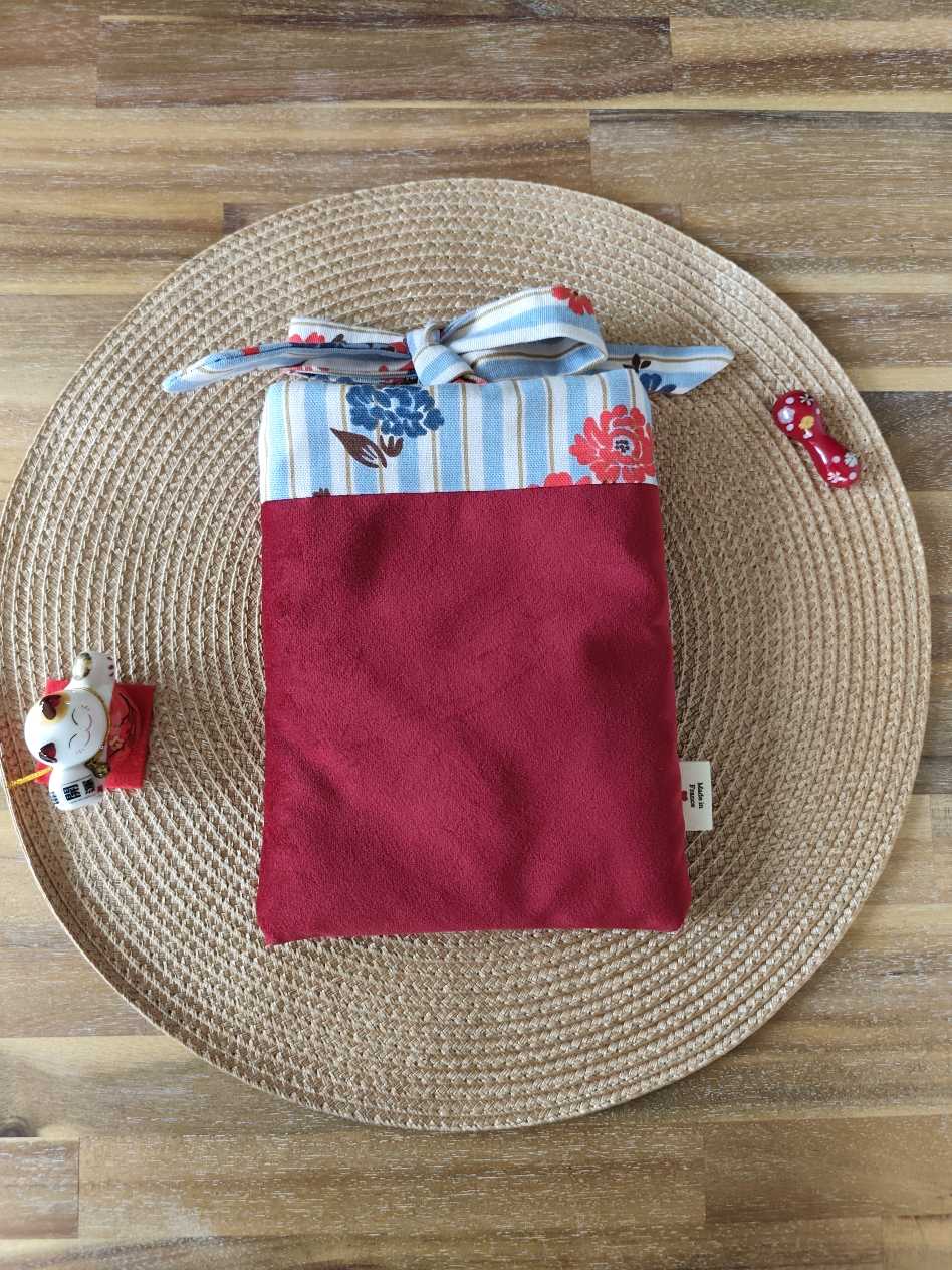 Pochette et protege Livre à Rubans en velours rouge Poppins, Des Mots dans du Velours, fabrication france, artisanat