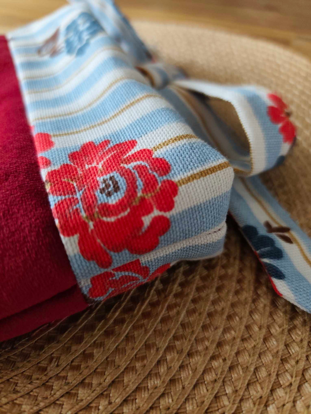 Pochette et protege Livre à Rubans en velours rouge Poppins, Des Mots dans du Velours, fabrication france, artisanat