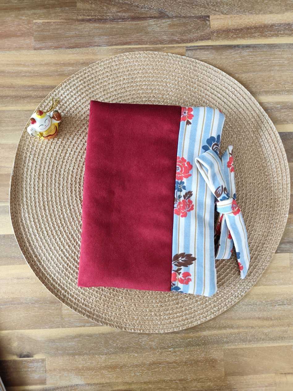 Pochette Livre Trio MOts dans du Velours, protege livre carnet trousse velours chic marque page Rouge