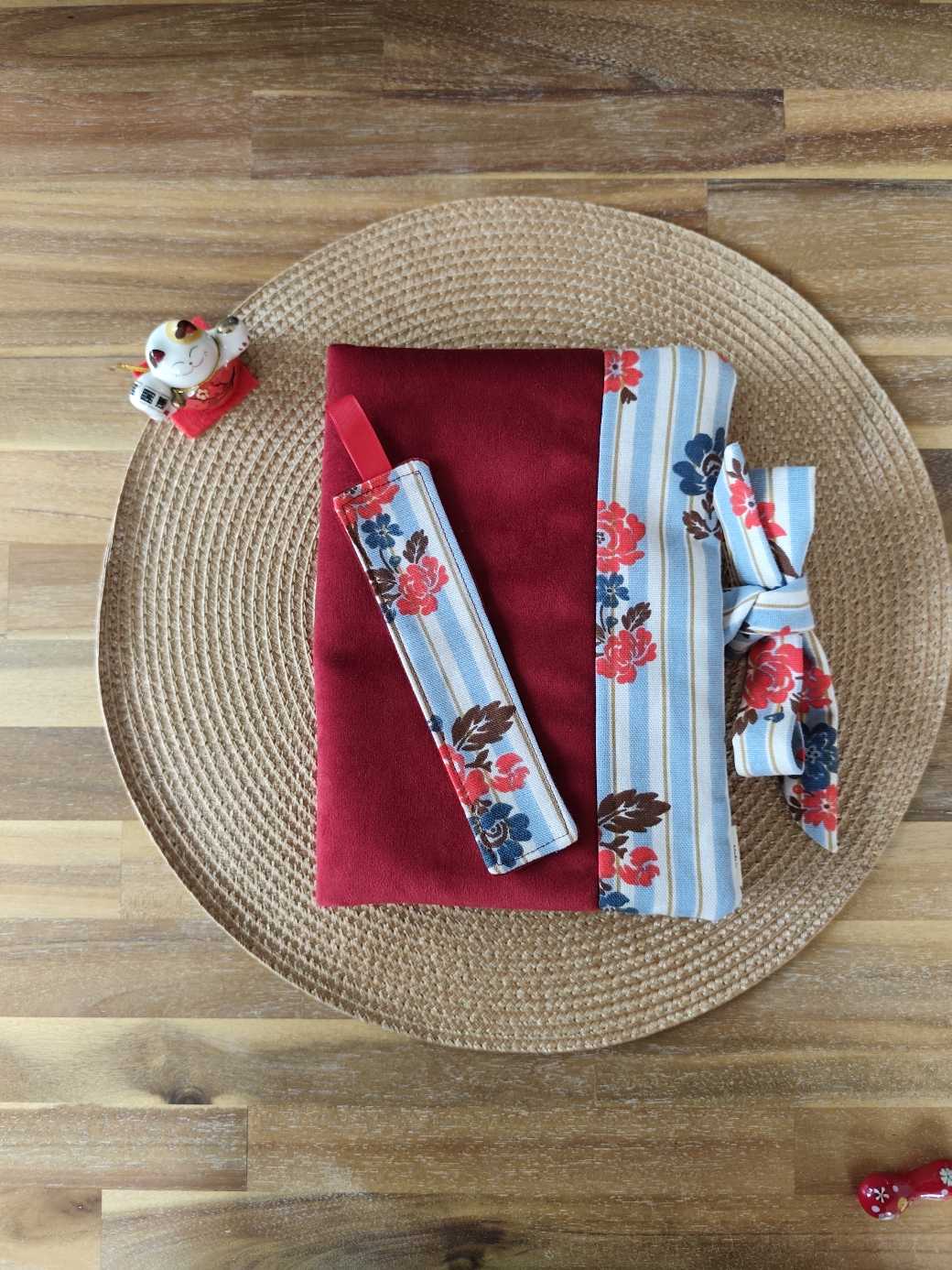 Pochette Livre Trio MOts dans du Velours, protege livre carnet trousse velours chic marque page Rouge