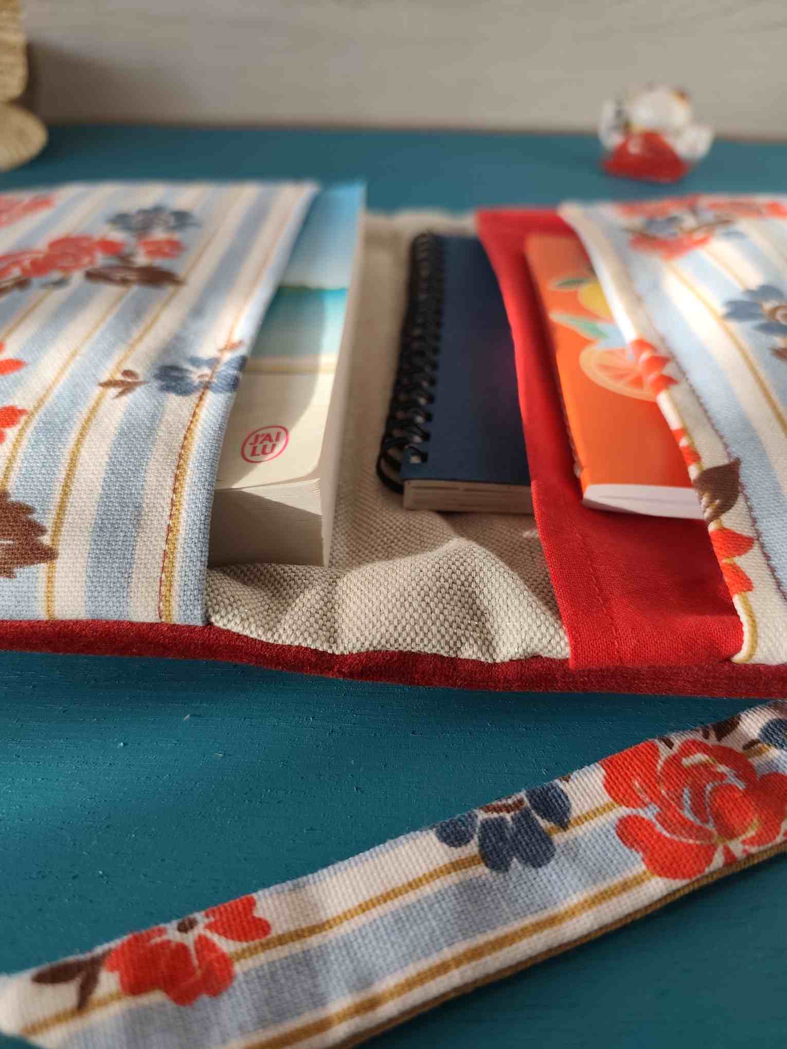 Pochette Livre Trio MOts dans du Velours, protege livre carnet trousse velours chic marque page Rouge