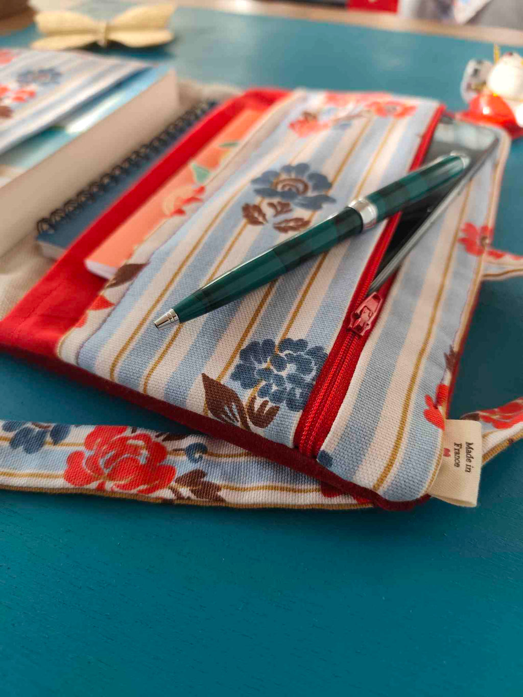 Pochette Livre Trio MOts dans du Velours, protege livre carnet trousse velours chic marque page Rouge