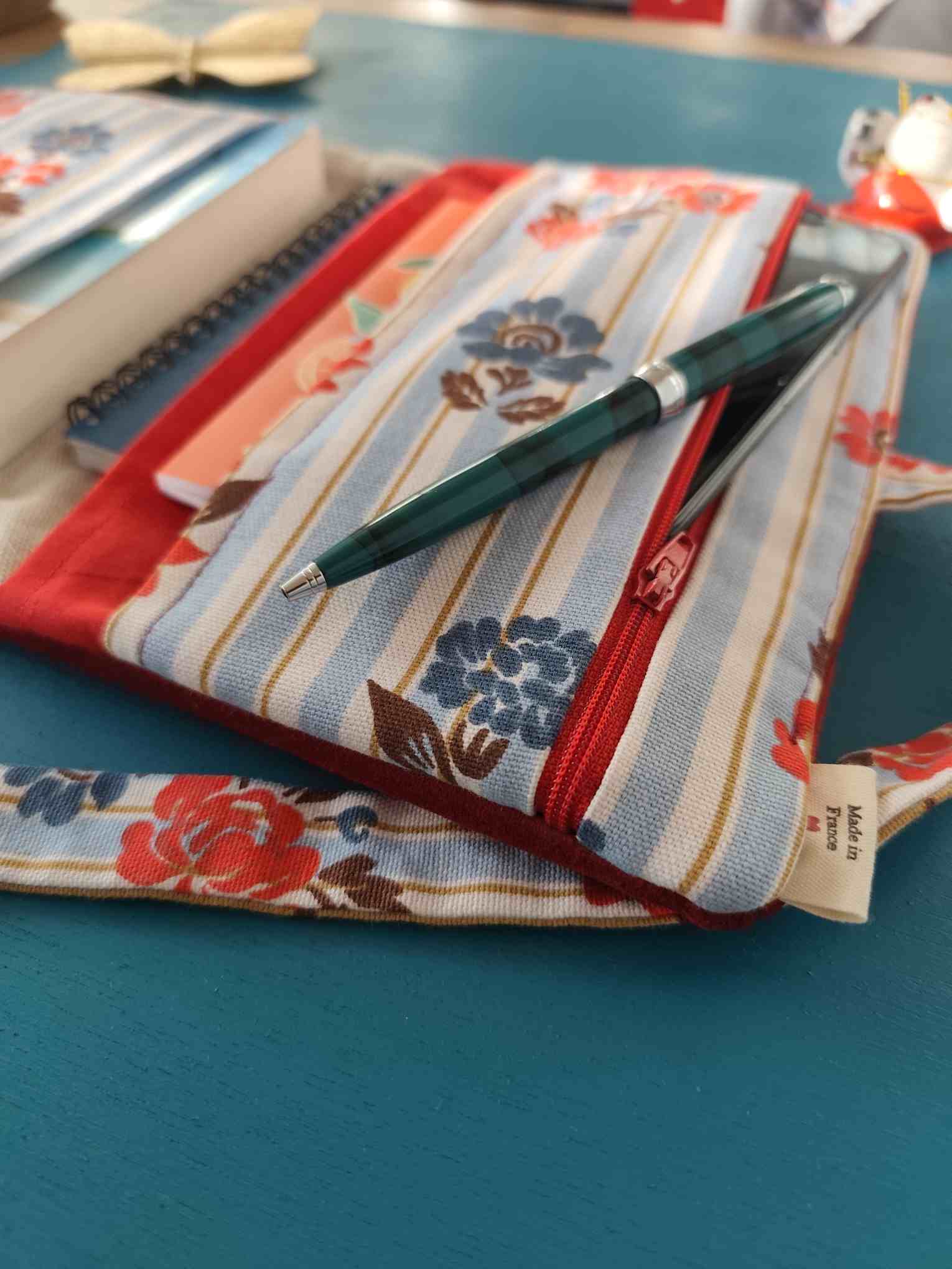 Pochette Livre Trio MOts dans du Velours, protege livre carnet trousse velours chic marque page Rouge