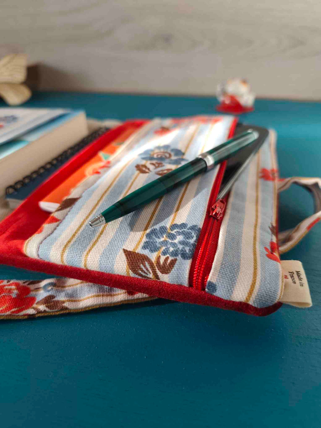 Pochette Livre Trio MOts dans du Velours, protege livre carnet trousse velours chic marque page Rouge