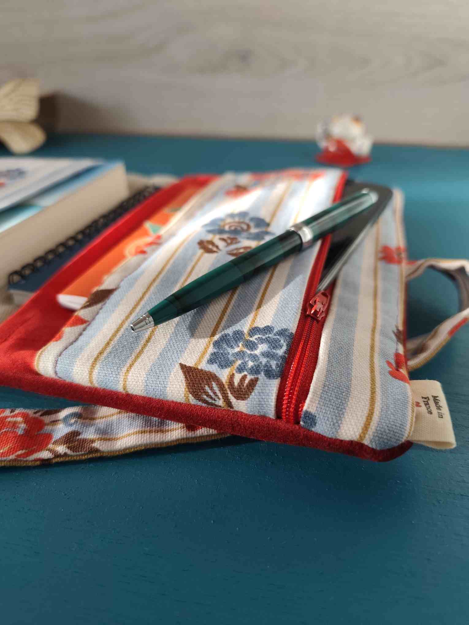 Pochette Livre Trio MOts dans du Velours, protege livre carnet trousse velours chic marque page Rouge