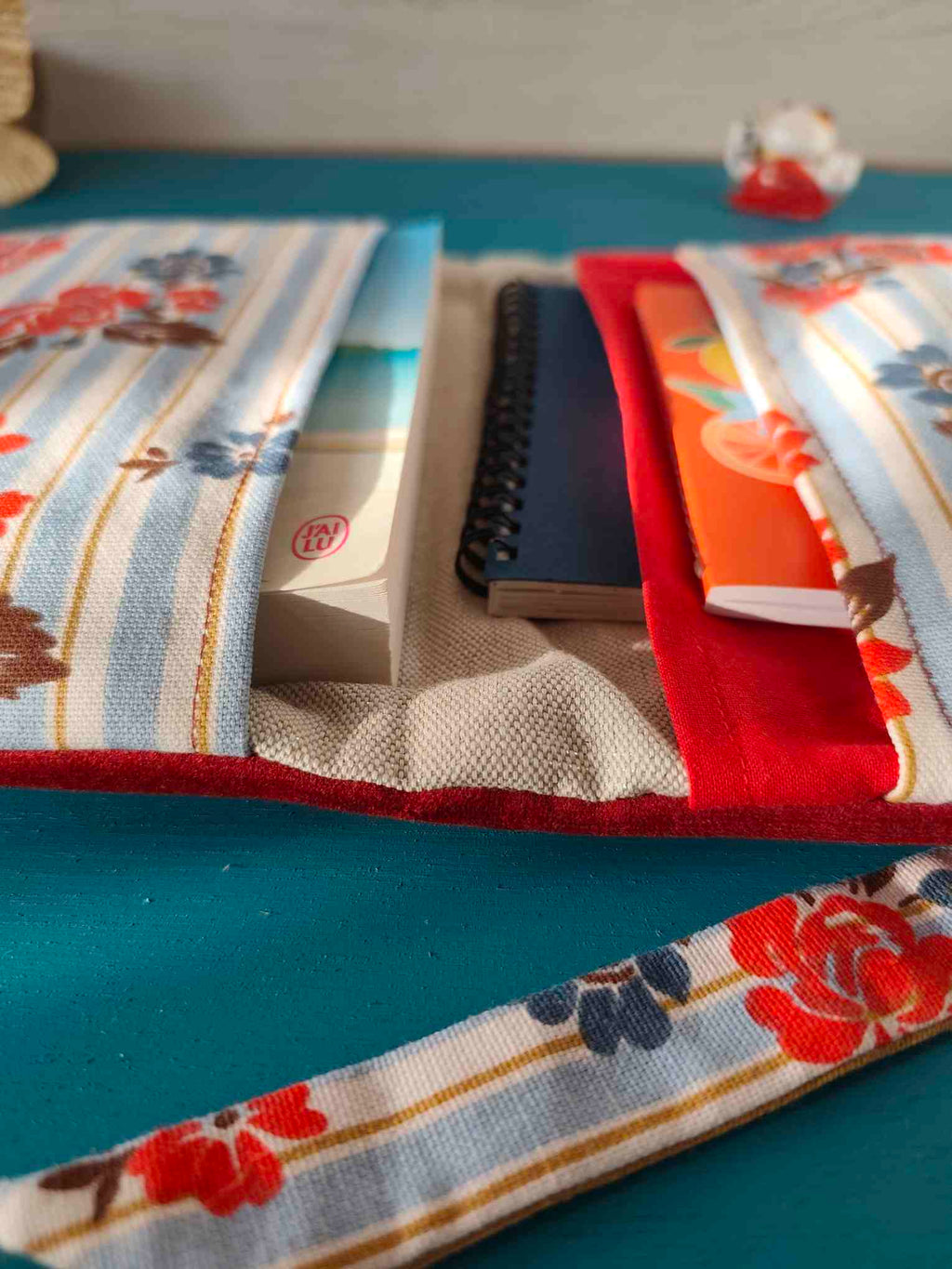 Pochette Livre Trio MOts dans du Velours, protege livre carnet trousse velours chic marque page Rouge