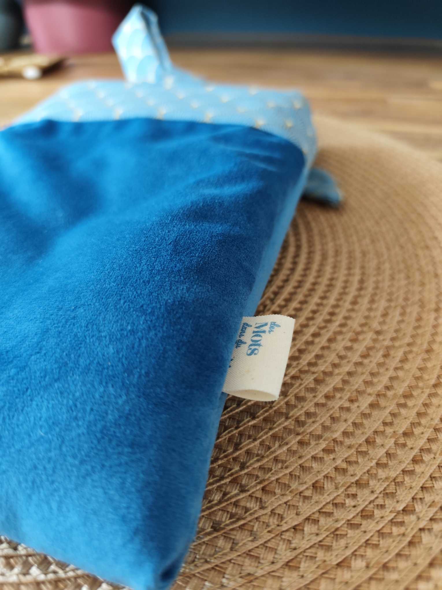 Des Mots dans du Velours Pochettes livre à RUBANS Velours Bleu artisanat france 