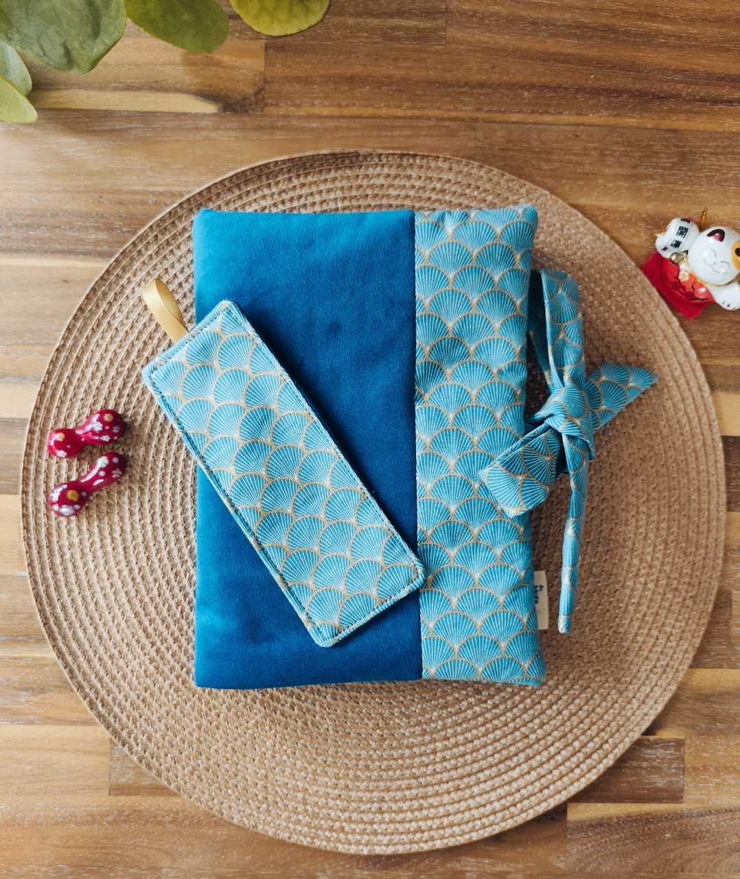 Des Mots dans du Velours Pochettes livre Trio Velours Bleu artisanat france trousse pochette