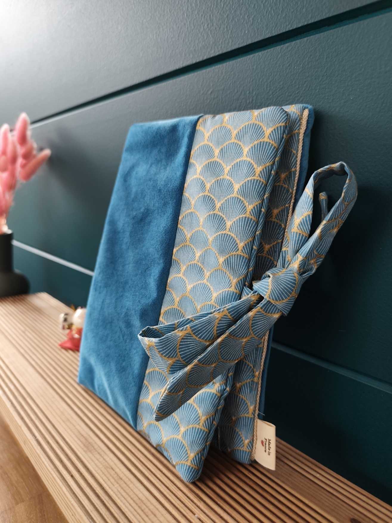 Des Mots dans du Velours Pochettes livre Trio Velours Bleu artisanat france trousse pochette