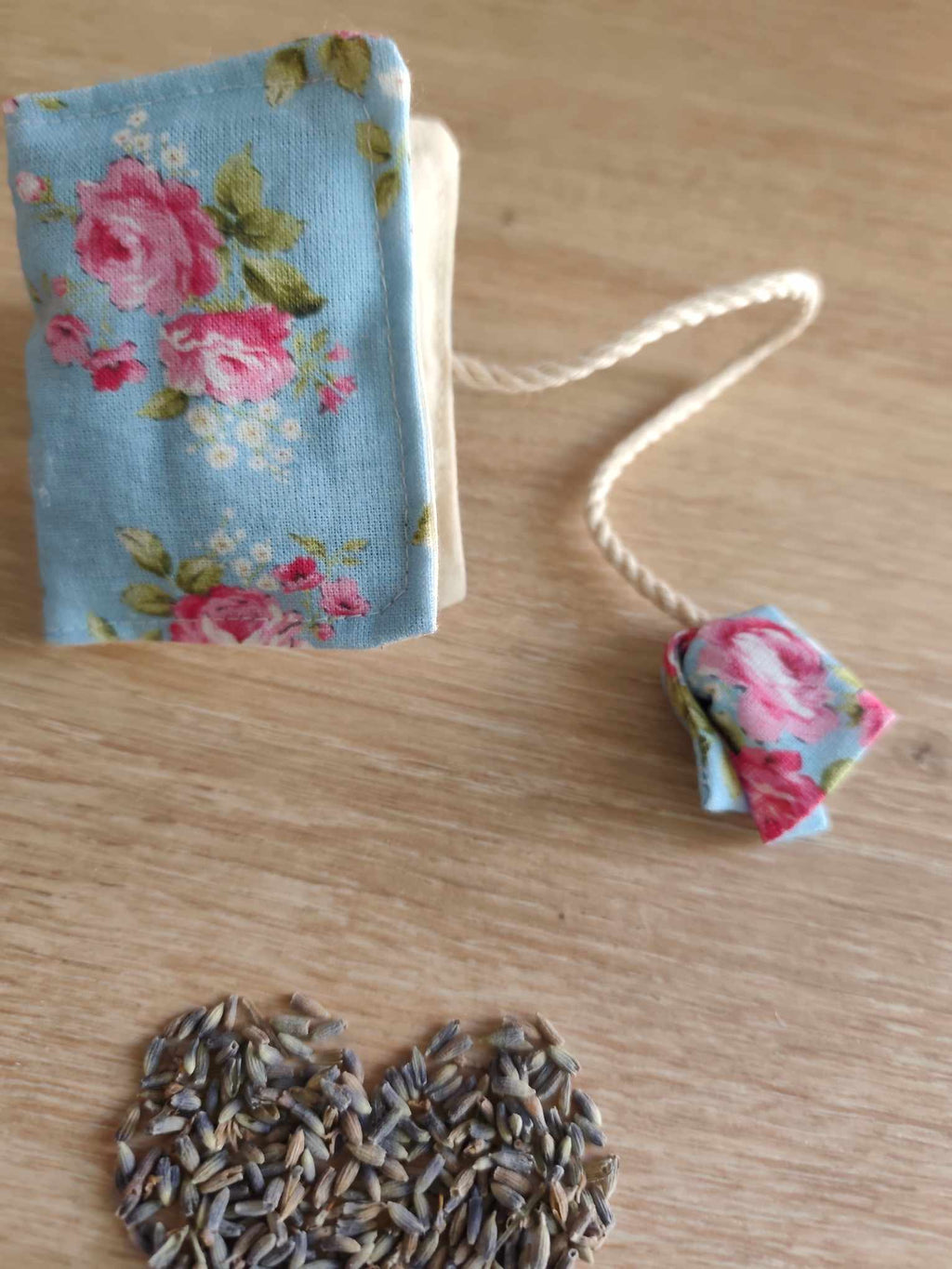 Des mots dans du velours pochettes livres france artisanat English Summer Pochon mini livre lavandin