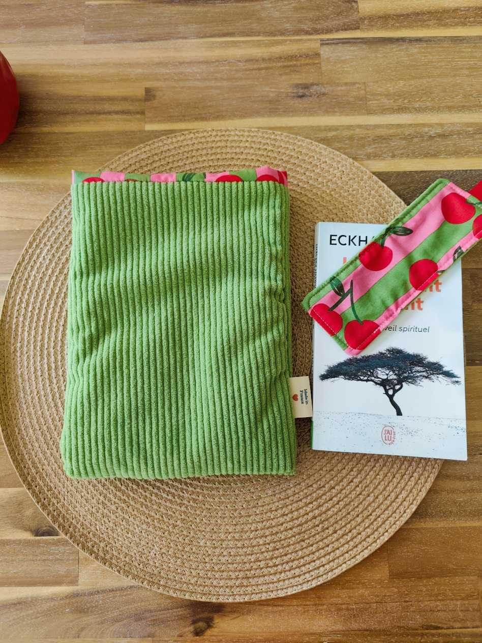Pochette Livre MOts dans du Velours, protege livre bouton pressions  Vert cerise artisanat francais