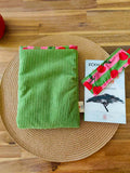 Pochette Livre MOts dans du Velours, protege livre bouton pressions  Vert cerise artisanat francais