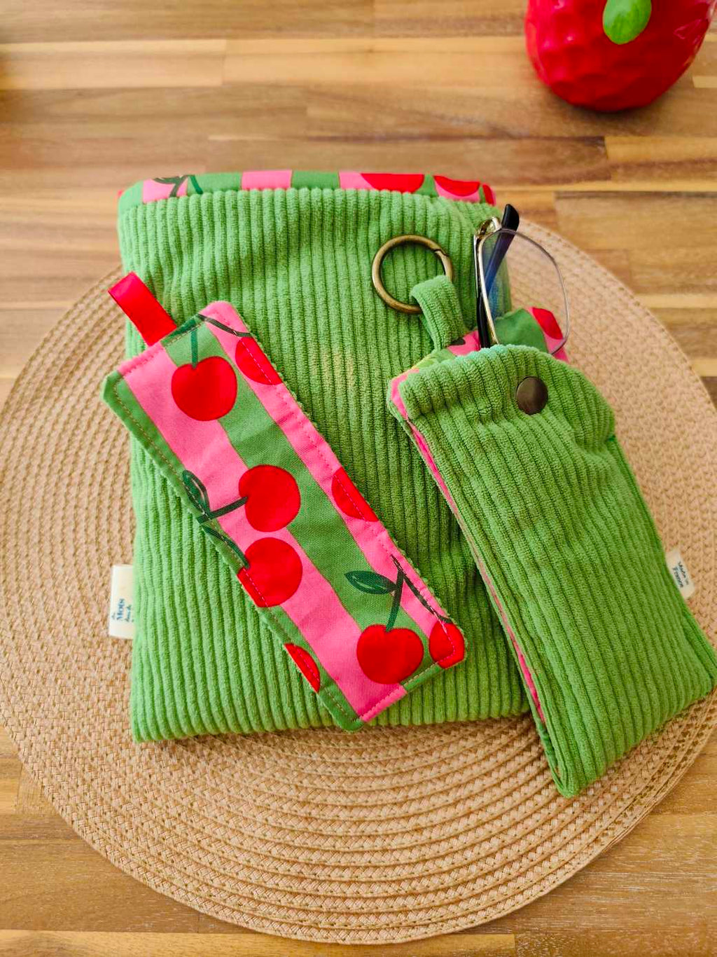 Pochette Livre MOts dans du Velours, protege livre bouton pressions  artisanat francais marque page etui a lunette vert cerise