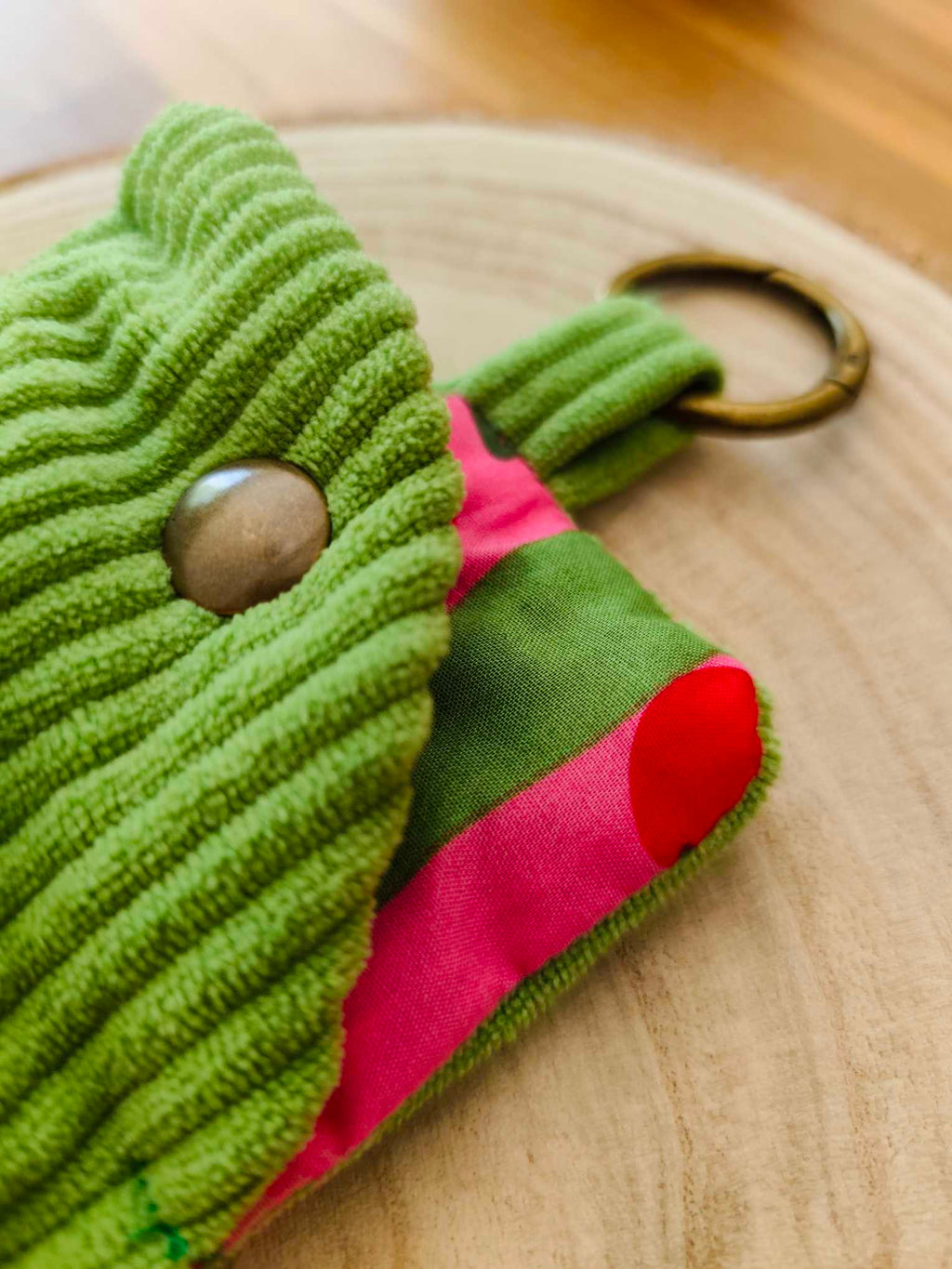 Des Mots dans du velours Pochette et protege livre artisanat France velours oekotex etui lunettes vert cerise