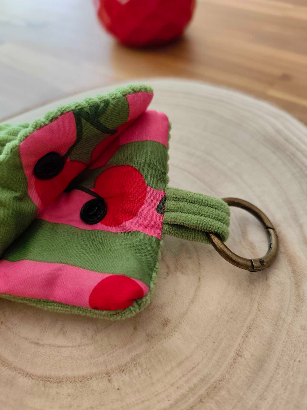 Des Mots dans du velours Pochette et protege livre artisanat France velours oekotex etui lunettes vert cerise